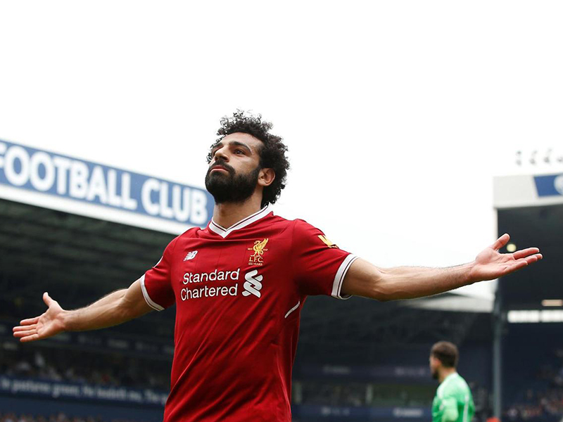 محمد صلاح على غلاف مجلة عالمية وإطلالات شبابية من دور أزياء شهيرة